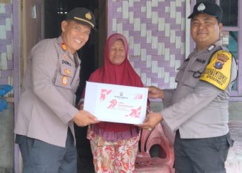 Kapolsek Siantar Marihat, AKP Doni Simanjuntak SH, bersama Bhabinkamtibmas Kelurahan Simarimbun, Bripka Johannes C. Siregar, memberikan bantuan sosial (Bansos) kepada warga yang membutuhkan dalam menyambut HUT Bhayangkara ke 79, pada Minggu (15/6/2025) pagi.