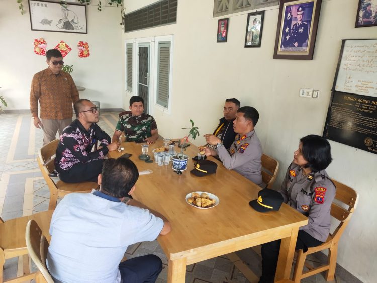 Kapolsek Siantar Marihat, AKP Doni Simanjuntak bersama Forkopimca Siantar Marimbun, datangi Pabrik Somail, di Jalan Melanthon Siregar, pada Kamis (19/6/2025) siang.