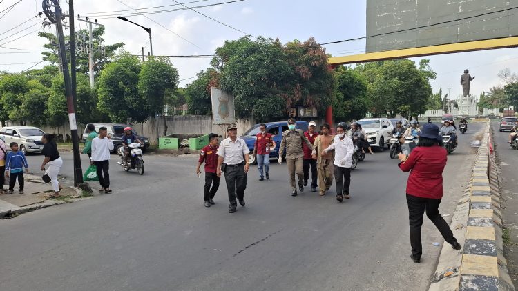 Sat Binmas Polres Pematangsiantar mendampingi Dinas Sosial Pemberdayaan Perlindungan Anak (Dinsos P3A) Kota Pematangsiatar dalam  penanganan dan penertiban gelandangan dan pengemis (Gepeng), pada Rabu (25/6/2025) sore.