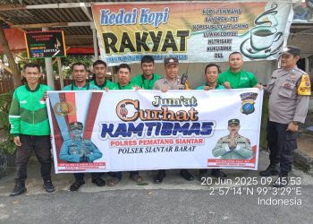 Foto bersama disela kegiatan.