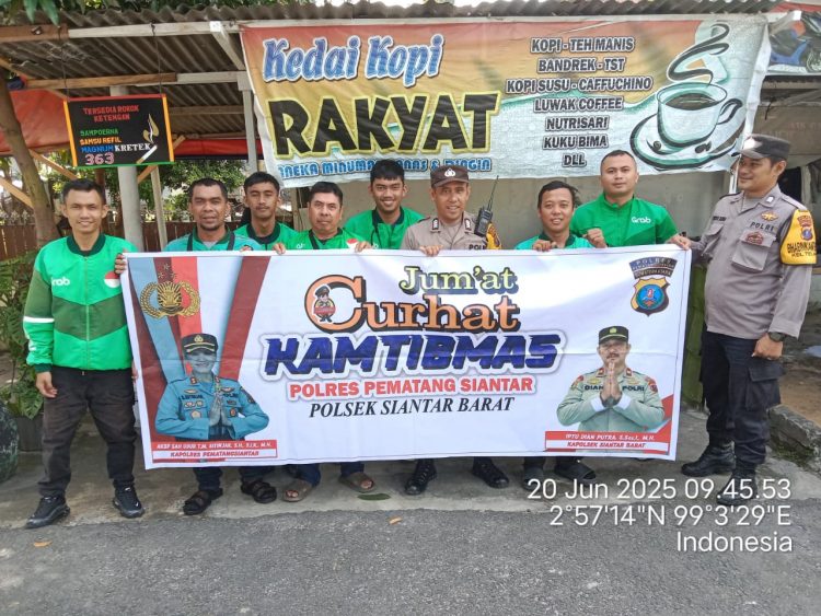 Foto bersama disela kegiatan.
