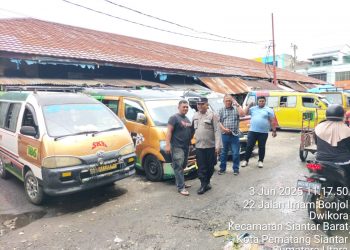 Kasub Sekor Pasar Horas, AIPTU Edi Syahputra SH, melaksanakan patroli jalan kaki di seputaran Pasar Horas, pada Senin siang (3/6/2025), sekitar pukul 11:30 WIB.