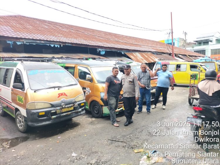 Kasub Sekor Pasar Horas, AIPTU Edi Syahputra SH, melaksanakan patroli jalan kaki di seputaran Pasar Horas, pada Senin siang (3/6/2025), sekitar pukul 11:30 WIB.