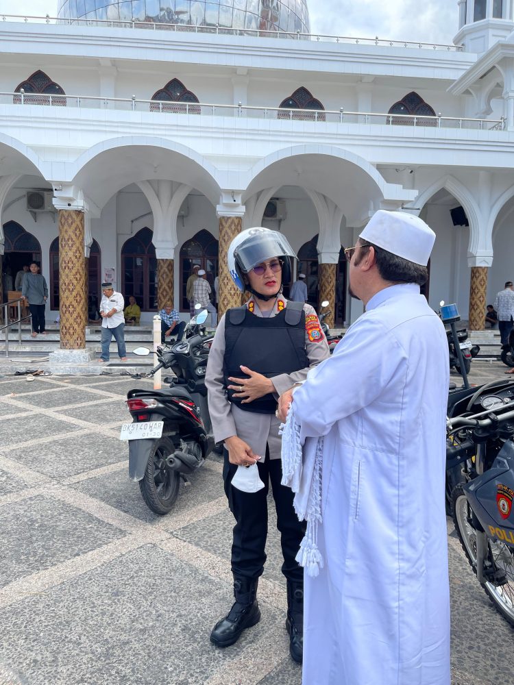 Kapolres Pematangsiantar, AKBP Sah Udur T.M. Sitinjak, SH, SIK, MH, pimpin pelaksanaan Patroli Srikandi Polisi Wanita (Polwan), pada Jumat (6/6/2025) siang.
