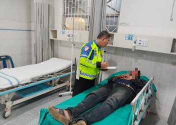 Unit Gakkum Satuan Lalulintas (Sat Lantas) membantu evakuasi korban Kecelakaan Lalulintas (Lakalantas), di Jalan Rondahaim, Kelurahan Tanjung Pingir Pematangsiantar, pada Minggu (22/6/2025) dini hari.