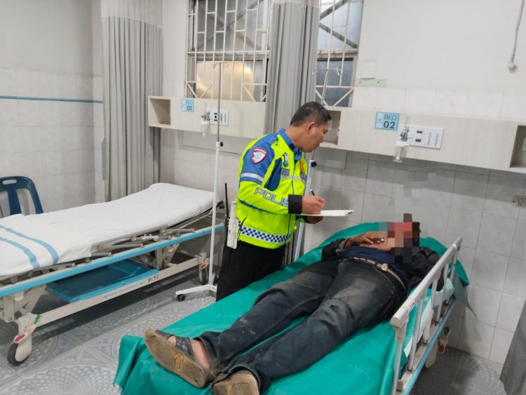 Unit Gakkum Satuan Lalulintas (Sat Lantas) membantu evakuasi korban Kecelakaan Lalulintas (Lakalantas), di Jalan Rondahaim, Kelurahan Tanjung Pingir Pematangsiantar, pada Minggu (22/6/2025) dini hari.