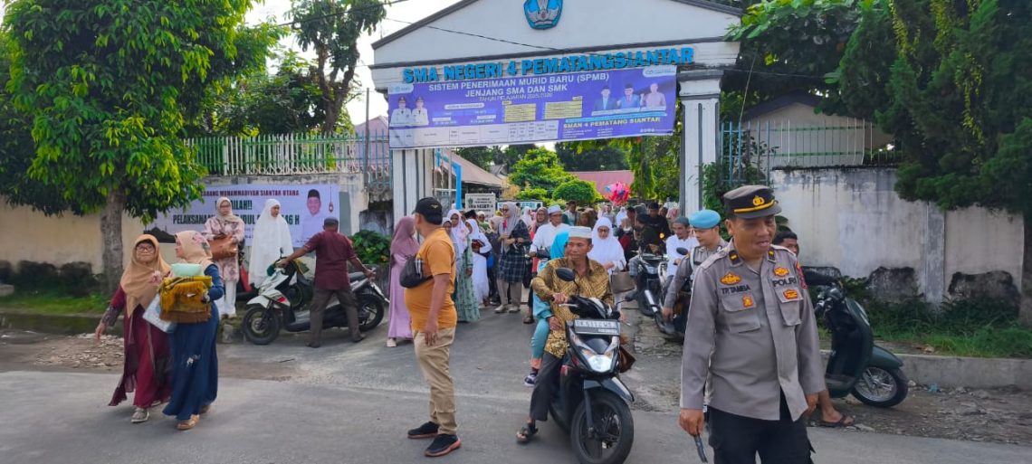 Polres Pematangsiantar mengamankan sholat Idul Adha 1446 H di Lapangan SMA Negeri 4, Jalan Pattimura, Kelurahan Pahlawan, Kecamatan Siantar Timur.