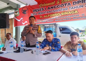 Bhabinkamtibmas Kelurahan Simarimbun, Bripka Johannes Siregar, menghadiri reses Anggota DPRD Kota Pematangsiantar, Alfonso Sinaga, di Sianjur Nauli, Jalan Parapat KM 5, Kelurahan Simarimbun, Kecamatan Siantar Marimbun, Kota Pematangsiantar, pada Selasa (17/6/2025) pagi.