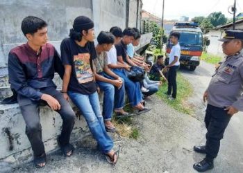 Sat Binmas Polres Pematangsiantar melaksanakan patroli rutin, sambang kamtibmas di Jalan Pane, Kelurahan Karo, Kecamatan Siantar Selatan, Kota Pematangsiantar, pada Selasa (17/6/2025) siang.
