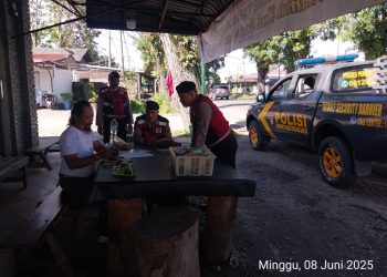 Satuan Samapta Polres Pematangsiantar melaksanakan patroli menggunakan kendaraan dinas roda empat (R4), di Jalan Parapat, tepatnya di Loket Koperasi Bintang Tapanuli (KBT), pada Minggu (8/6/2025) pagi.