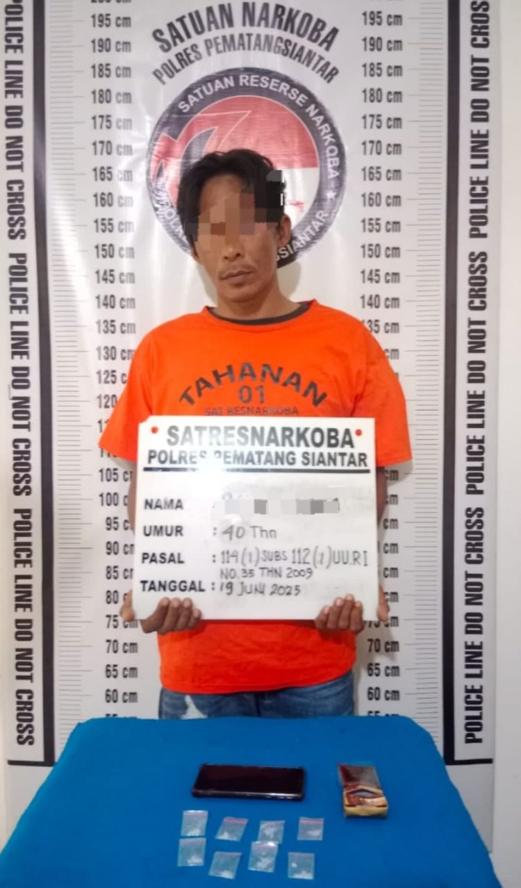 Foto tersangka dan barang bukti.