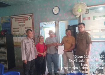 Bhabinkamtibmas Kelurahan Nagahuta Timur, Aiptu Fernandes Munthe, menyelesaikan masalah selisih paham warga binaan yang terjadi di Kompleks Perumahan Agave Pematangsiantar, pada Selasa (10/6/2025) pagi.