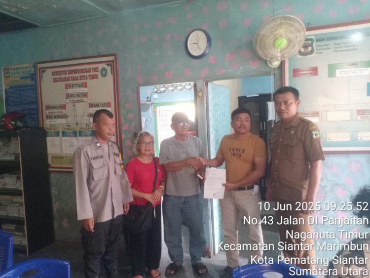 Bhabinkamtibmas Kelurahan Nagahuta Timur, Aiptu Fernandes Munthe, menyelesaikan masalah selisih paham warga binaan yang terjadi di Kompleks Perumahan Agave Pematangsiantar, pada Selasa (10/6/2025) pagi.