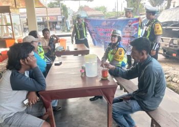 Kasat Lantas Polres Pematangsiantar, IPTU Friska Susana, SH, pimpin langsung sosialisasi Operasi Patuh Toba 2025, di Jalan Parapat Pematangsiantar, tepatnya di Rumah Makan Singgalang, pada Rabu (16/7/2025) pagi.