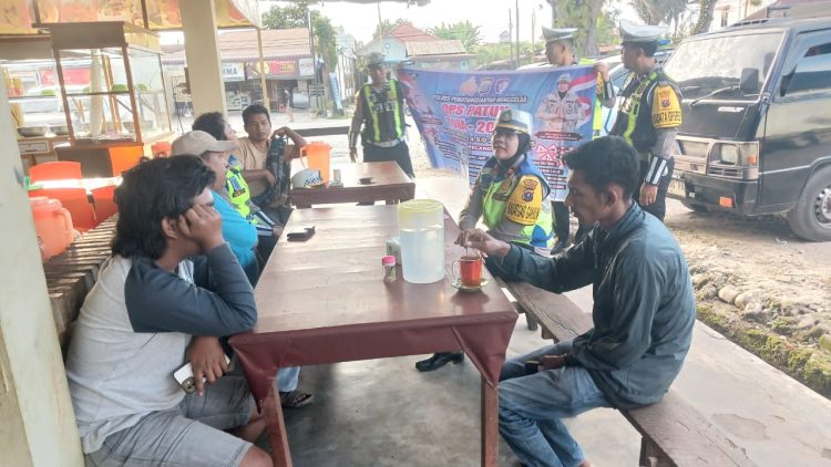 Kasat Lantas Polres Pematangsiantar, IPTU Friska Susana, SH, pimpin langsung sosialisasi Operasi Patuh Toba 2025, di Jalan Parapat Pematangsiantar, tepatnya di Rumah Makan Singgalang, pada Rabu (16/7/2025) pagi.