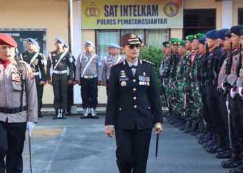 Polres Pematangsianțar menggelar upacara, bakti kesehatan dan syukuran dalam rangka Hari Bhayangkara ke 79, di Lapangan Apel Mako Polres Pematangsianțar, pada Selasa (1/7/2025) pagi.