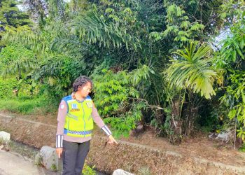 Sat Lantas Polres Pematangsiantar melakukan pengecekan jalan alternatif, di Jalan Bahkora, Kelurahan Simarimbun, Kecamatan Siantar Marimbun, Kota Pematangsiantar dalam rangka mengantisipasi kemacetan saat libur panjang anak sekolah, pada Rabu (2/7/2025) pagi.