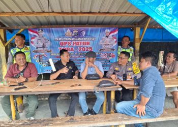 Sat Lantas Polres Pematangsiantar sosialisasi Operasi Patuh Toba Tahun 2025 kepada masyarakat, di Jalan Sangnaualuh Pematangsiantar, tepatnya di Warung Kopi Putra Langkat, pada Senin (14/7/2025) siang.