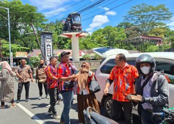 Dewan Pimpinan Cabang (DPC) Pemuda Perintis (PP) 59 Kota Pematangsiantar menggelar Jumat berkah, membagikan ratusan nasi kotak, pada Jumat siang tadi (18/7/2025), pukul 12.00 WIB.