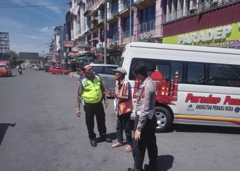 Sat Lantas Polres Pematangsiantar melakukan penyuluhan kepada para Juru Parkir (Jukir), di Jalan Sutomo, pada Sabtu (17/7/2025) sore.