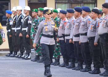 Kapolres Pematangsianțar, AKBP Sah Udur T.M. Sitinjak SH, SIK, MH, pimpin apel gelar pasukan Ops Patuh Toba 2025, di Lapangan Apel Polres Pematangsiantar, pada Senin (14/7/2025) pagi.