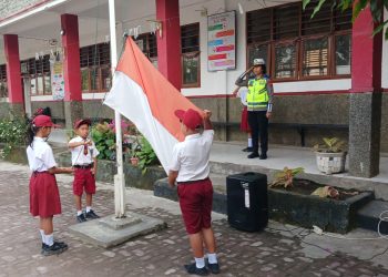 Sat Lantas Polres Pematangsiantar melalui Kanit Kamsel, IPDA Serly Tarigan, melaksanakan Police Go To School, di SD Negeri Nomor 12243 Pematangsiantar, pada Senin (28/7/2025) pagi.