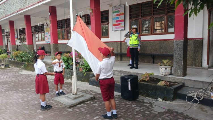 Sat Lantas Polres Pematangsiantar melalui Kanit Kamsel, IPDA Serly Tarigan, melaksanakan Police Go To School, di SD Negeri Nomor 12243 Pematangsiantar, pada Senin (28/7/2025) pagi.