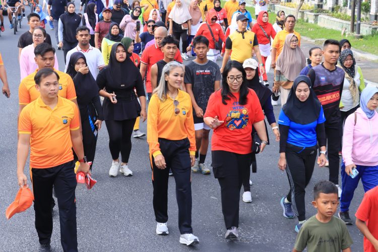 Kapolres Pematangsiantar, AKBP Sah Udur T.M. Sitinjak SH, SIK, MH, menghadiri Car Free Day (CFD) bersama WEBS (Wartawan Ekonomi & Bisnis Sisibataslabuhan) yang diselenggarakan Kantor Perwakilan (KPw) Bank Indonesia Pematangsiantar, di Lapangan Haji Adam Malik Kota Pematangsiantar, pada Minggu (20/7/2025) pagi.
