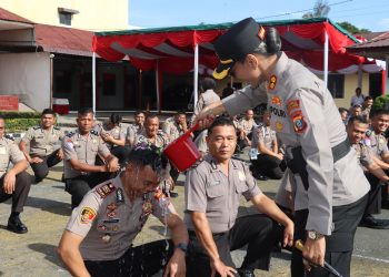 Kapolres Pematangsianțar, AKBP Sah Udur T.M. Sitinjak SH, SIK, MH, pimpin kenaikan pangkat setingkat 34 personil, di Lapangan Apel Mako Polres Pematangsiantar, pada Rabu (2/7/2025) pagi.