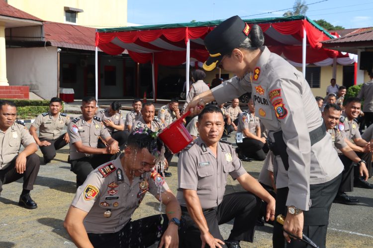Kapolres Pematangsianțar, AKBP Sah Udur T.M. Sitinjak SH, SIK, MH, pimpin kenaikan pangkat setingkat 34 personil, di Lapangan Apel Mako Polres Pematangsiantar, pada Rabu (2/7/2025) pagi.
