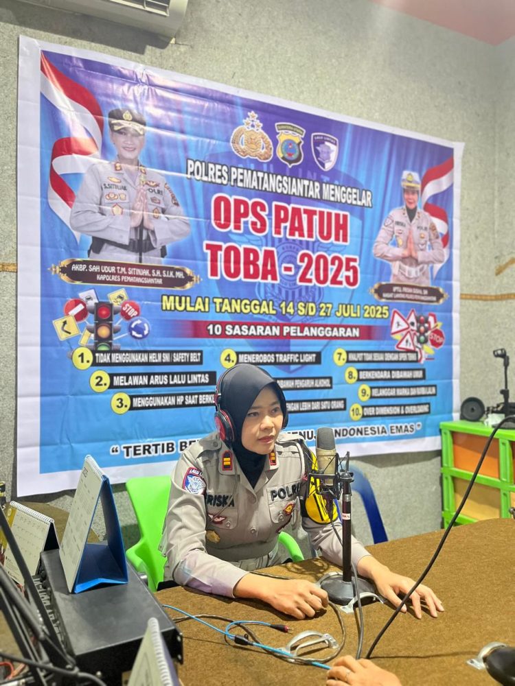 Kasat Lantas Polres Pematangsiantar, IPTU Friska Susana SH, melaksanakan sosialisasi Operasi Patuh Toba Tahun 2025 melalui Radio Boss FM 102.8 Pematangsiantar, pada Senin (14/7/2025) pagi.