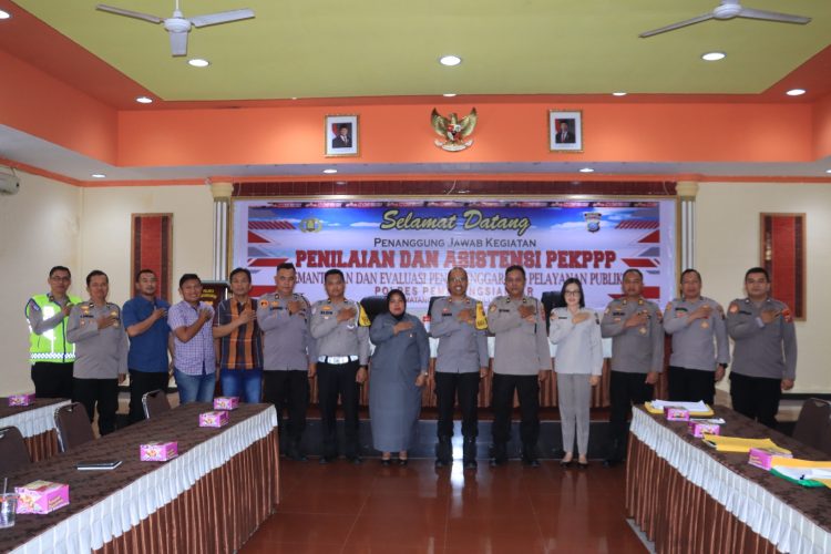 Foto bersama disela kegiatan.