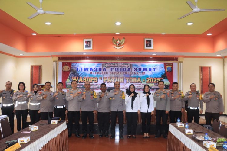 Foto bersama disela kegiatan.