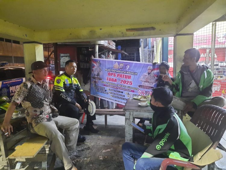 Sat Lantas Polres Pematangsiantar melaksanakan sosialisasi Operasi Patuh Toba Tahun 2025 kepada masyarakat, pada malam hari, Kamis (17/7/2025), sekira pukul : 20.15 WIB.