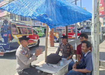 Sat Binmas Polres Pematangsiantar melaksanakan sambang kamtibmas kepada petugas loket angkutan umum, di Jalan Sangnualuh, pada Rabu (23/7/2025) pagi.