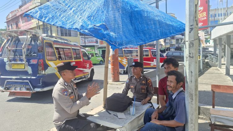 Sat Binmas Polres Pematangsiantar melaksanakan sambang kamtibmas kepada petugas loket angkutan umum, di Jalan Sangnualuh, pada Rabu (23/7/2025) pagi.