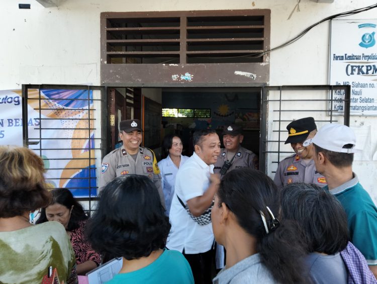 Polsek Siantar Selatan monitoring pembagian bantuan pangan beras Tahun 2025, di Kelurahan Aek Nauli, Kecamatan Siantar Selatan, Kota Pematangsiantar, pada Rabu (23/7/2025) pagi.