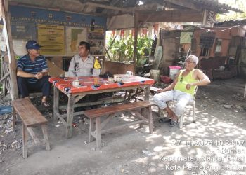 Polsek Siantar Barat melalui Bhabinkamtibmas, AIPTU Alexander dan AIPTU Wellinton Nababan, melaksanakan patroli, di Posko Kampung Bebas dari Narkoba (KBN) yang terletak di jalan Jawa Pematangsiantar, pada Minggu (27/7/2025) pagi.