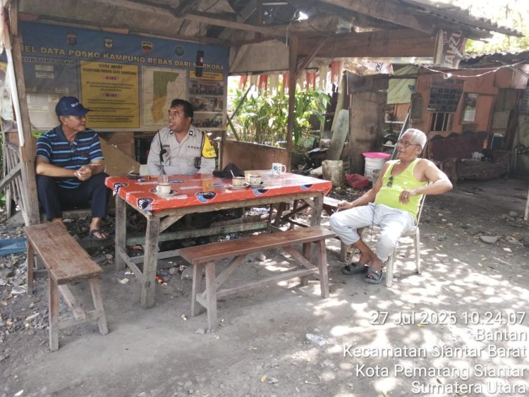Polsek Siantar Barat melalui Bhabinkamtibmas, AIPTU Alexander dan AIPTU Wellinton Nababan, melaksanakan patroli, di Posko Kampung Bebas dari Narkoba (KBN) yang terletak di jalan Jawa Pematangsiantar, pada Minggu (27/7/2025) pagi.