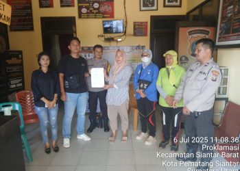 Polsek Siantar Barat menyelesaikan masalah perkelehian yang terjadi di Jalan Kartini Pematangsiantar, tepatnya di depan Toko Roti Ganda, pada Jumat (4/7/2025) siang.