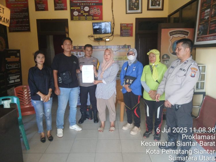 Polsek Siantar Barat menyelesaikan masalah perkelehian yang terjadi di Jalan Kartini Pematangsiantar, tepatnya di depan Toko Roti Ganda, pada Jumat (4/7/2025) siang.
