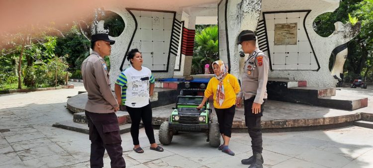 Sat Binmas Polres Pematangsiantar melaksanakan kegiatan patroli rutin, sambang komunitas jasa penyewaan mainan sepeda listrik, di Lapangan Merdeka, Jalan WR Supratman Pematangsiantar, pada Kamis (17/7/2025) siang.