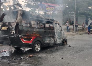 Satu unit angkot Sinar Beringin hangus terbakar, di Jembatan Sigagak, Jln. Medan Km 8,5, Kelurahan Tambun Nabolon, Kecamatan Siantar Martoba, Kota Pematangsiantar, pada Selasa (8/7/2025) siang.