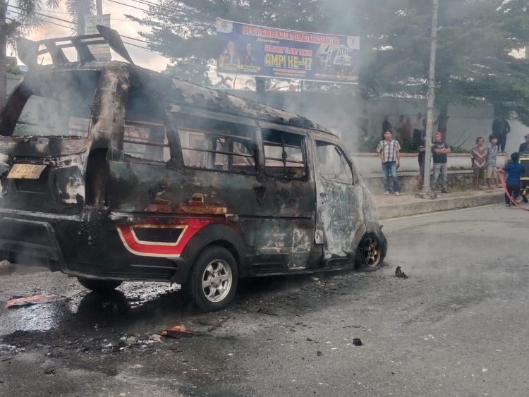 Satu unit angkot Sinar Beringin hangus terbakar, di Jembatan Sigagak, Jln. Medan Km 8,5, Kelurahan Tambun Nabolon, Kecamatan Siantar Martoba, Kota Pematangsiantar, pada Selasa (8/7/2025) siang.