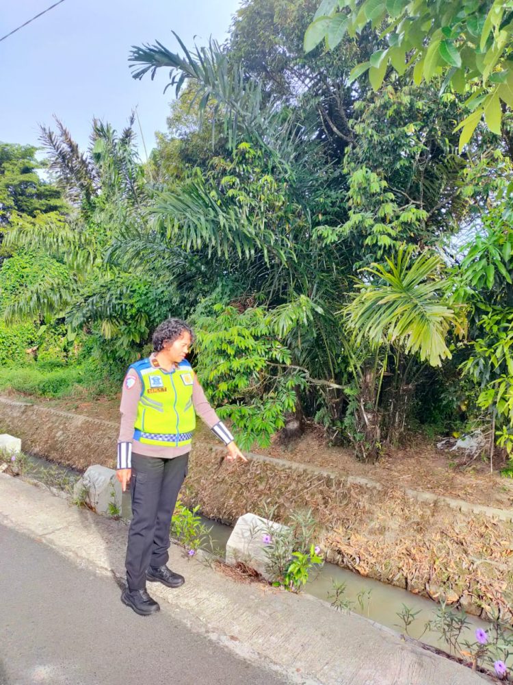 Sat Lantas Polres Pematangsiantar melakukan pengecekan jalan alternatif, di Jalan Bahkora, Kelurahan Simarimbun, Kecamatan Siantar Marimbun, Kota Pematangsiantar dalam rangka mengantisipasi kemacetan saat libur panjang anak sekolah, pada Rabu (2/7/2025) pagi.