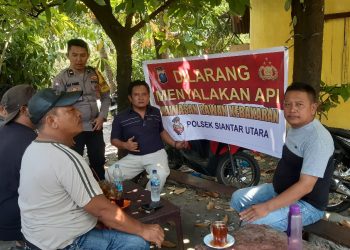 Bhabinkamtibmas Kelurahan Kahean, AIPDA H.E Pane, temui masyarakat Jalan Sisingamangaraja, Kelurahan Kahean, tepatnya di Warung Kopi Pak Guntur Damanik, pada Sabtu (26/7/2025) pagi.