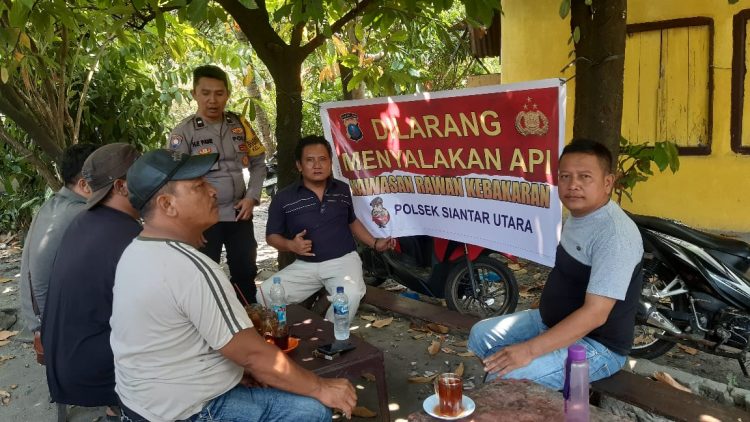 Bhabinkamtibmas Kelurahan Kahean, AIPDA H.E Pane, temui masyarakat Jalan Sisingamangaraja, Kelurahan Kahean, tepatnya di Warung Kopi Pak Guntur Damanik, pada Sabtu (26/7/2025) pagi.
