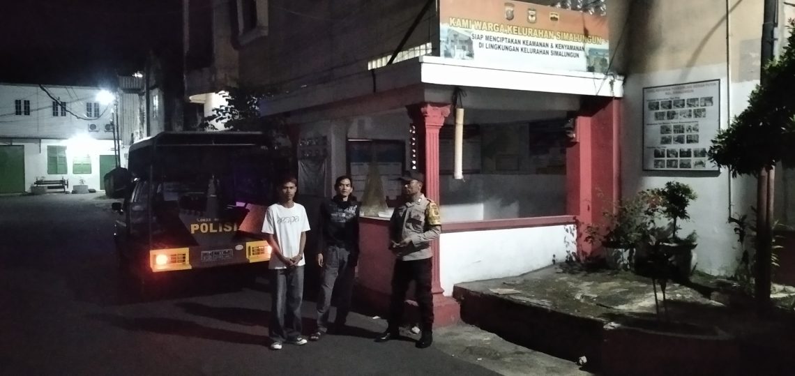 Polsek Siantar Selatan melaksanakan sambang di Pos Kamling Jalan Sabang Merauke, pada Minggu (20/7/2025) malam.