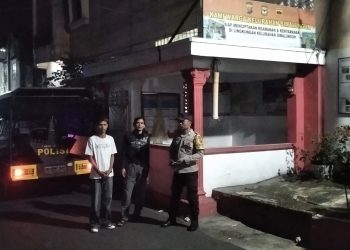 Polsek Siantar Selatan melaksanakan sambang di Pos Kamling Jalan Sabang Merauke, pada Minggu (20/7/2025) malam.