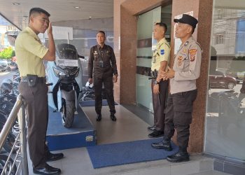 Sat Binmas Polres Pematangsiantar sambangi Satpam Bank BCA, Jln Merdeka Pematangsiantar, pada Jum'at (11/7/2025) pagi.